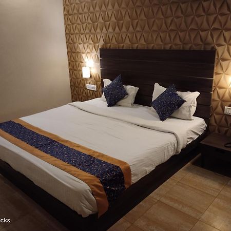 Redfox Hotel- Aminjikarai Chennai Exteriör bild
